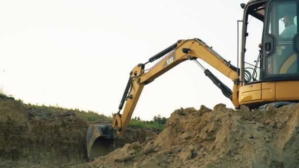 Excavadora carga un camión — Vídeo de stock