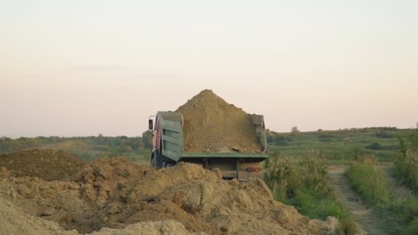 O caminhão transporta a terra — Vídeo de Stock