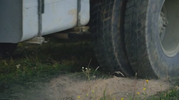 Wielen van een geladen vrachtwagen — Stockvideo