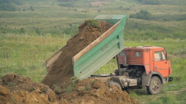 El camión descarga la tierra — Vídeos de Stock