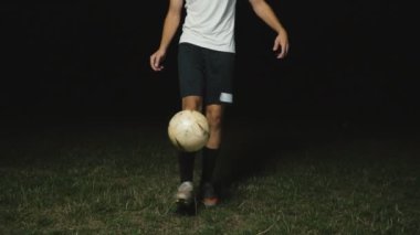 futbol sahasında topa darbeler