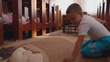 küçük çocuk yatağa gider