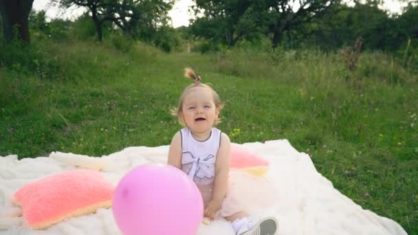 Kleines Mädchen spielt mit einem Luftballon — Stockvideo