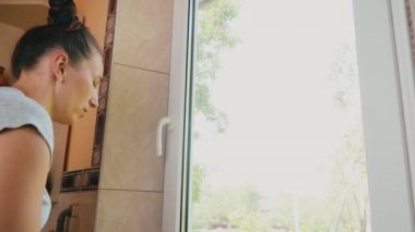 Kadın pencerenin yıkar