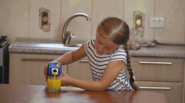 küçük kız içecekler portakal suyu