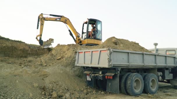 Bagger belädt einen Lastwagen — Stockvideo