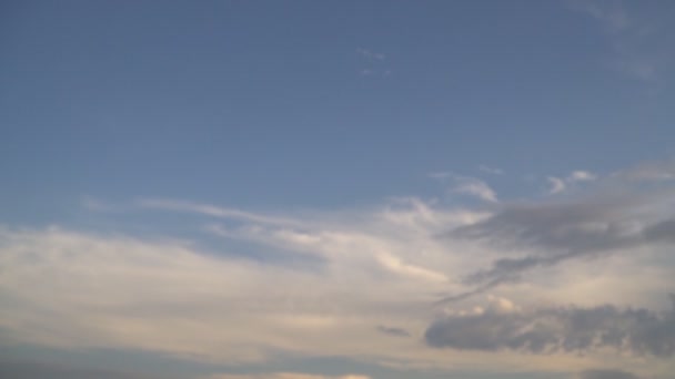 Cielo con nubes pequeñas — Vídeos de Stock