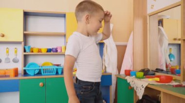 küçük çocuk ne pişiyor oynuyor