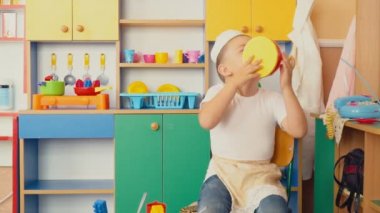 küçük çocuk ne pişiyor oynuyor