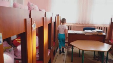 küçük çocuk yatağa gider