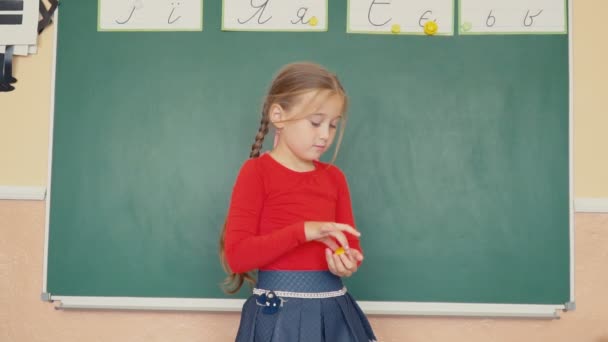 Het meisje staat in de buurt van het bord — Stockvideo