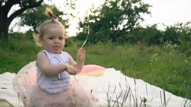 Mała dziewczynka bawi się balonem — Wideo stockowe
