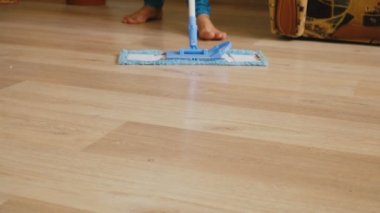 Yerleri paspasla temizliyorum.