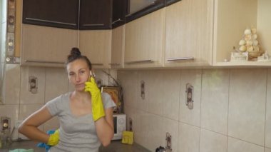 kadın telefonla konuşuyor