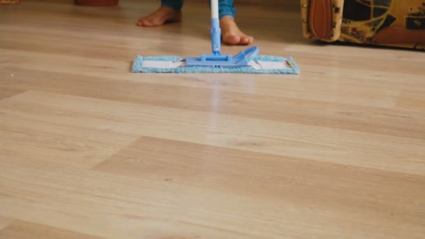 Cleaning the floor with a mop — Stock Video