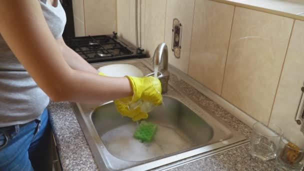 Woman washes dishes — Stock Video