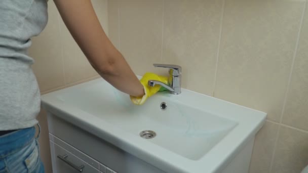 Meisje wassen wash basin wastafel — Stockvideo