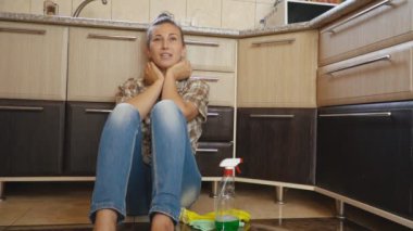 kadın temizlemekten yoruldu