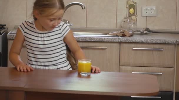 Bambina beve succo d'arancia — Video Stock