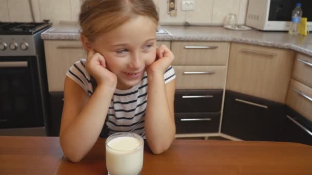 Liten Flicka Drycker Yoghurt Köket — Stockvideo