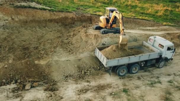 Graafmachine ladingen een vrachtwagen — Stockvideo