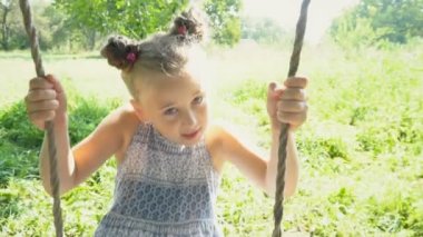 Kız salıncakta sürme