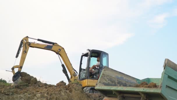 Bagger belädt einen Lastwagen — Stockvideo