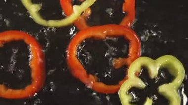 suya düşen biber dilimleri