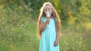 Kız dondurma yiyor.