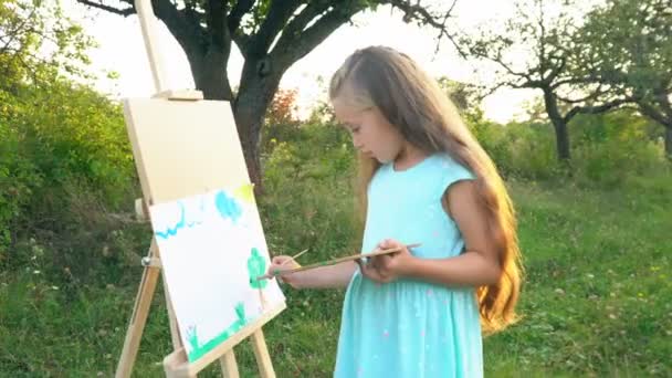 Little girl draws on nature — Stock Video