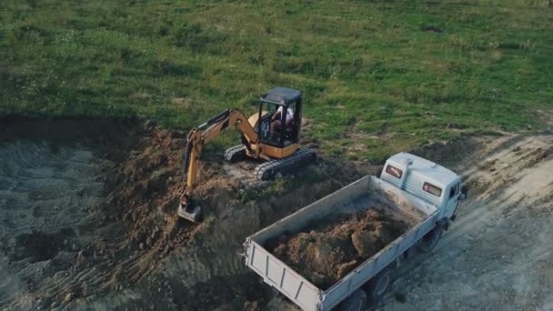 Graafmachine werk van hoogte — Stockvideo