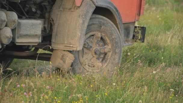 Wielen van een geladen vrachtwagen — Stockvideo