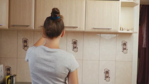 De vrouw opent de locker — Stockvideo