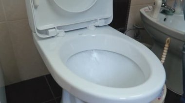 kadın tuvalet yıkar