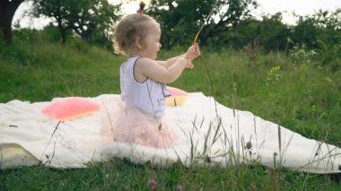 Küçük kız bir balonla oynuyor.