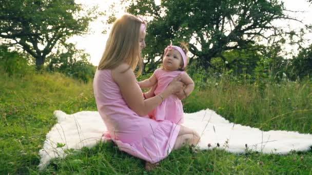 Mamma och dotter i identiska klänningar — Stockvideo