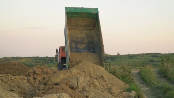 Der LKW entlädt das Land — Stockvideo