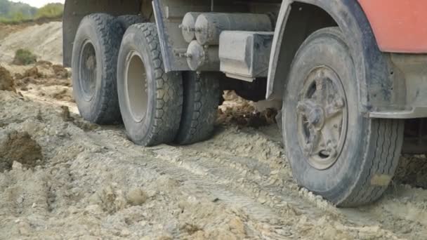 Yüklü bir kamyonun tekerlekleri — Stok video