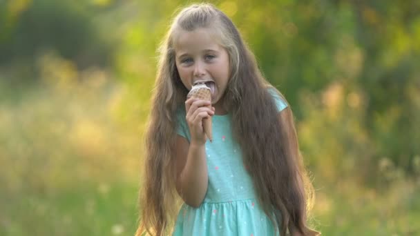 Το κορίτσι τρώει παγωτό. — Αρχείο Βίντεο