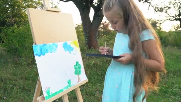 Niña se basa en la naturaleza — Vídeo de stock