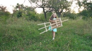 kız bir şövale çizim için taşıyor