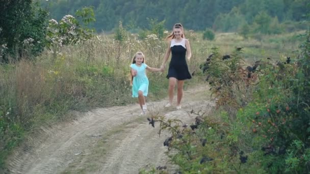 Mamá y su hija están corriendo — Vídeos de Stock