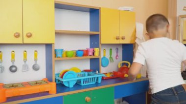 küçük çocuk ne pişiyor oynuyor