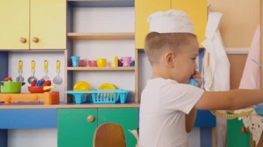 küçük çocuk ne pişiyor oynuyor