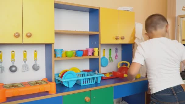 Il bambino sta giocando quello che sta cucinando — Video Stock