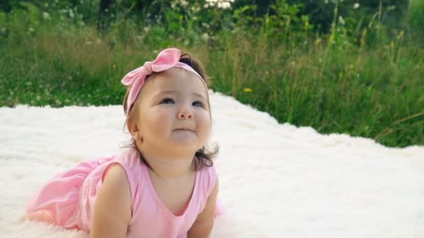 Niña en la naturaleza — Vídeos de Stock