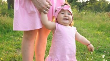 Anne ve kızı aynı elbiseler