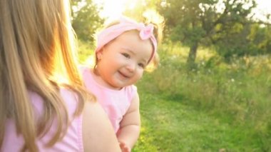 Açık havada aynı elbiseler küçük kızı olan anne