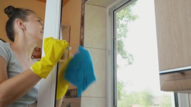 Kadın pencerenin yıkar