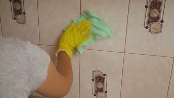 La chica está limpiando el azulejo — Vídeo de stock